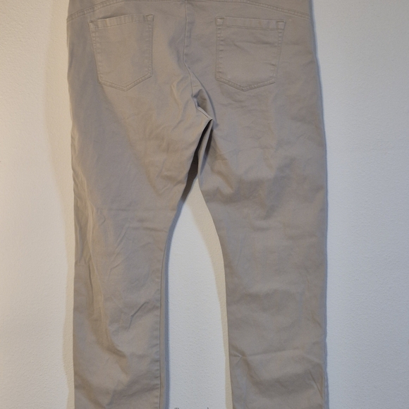 Wrangler Men's Khaki Chinos - Picture 2 of 4
